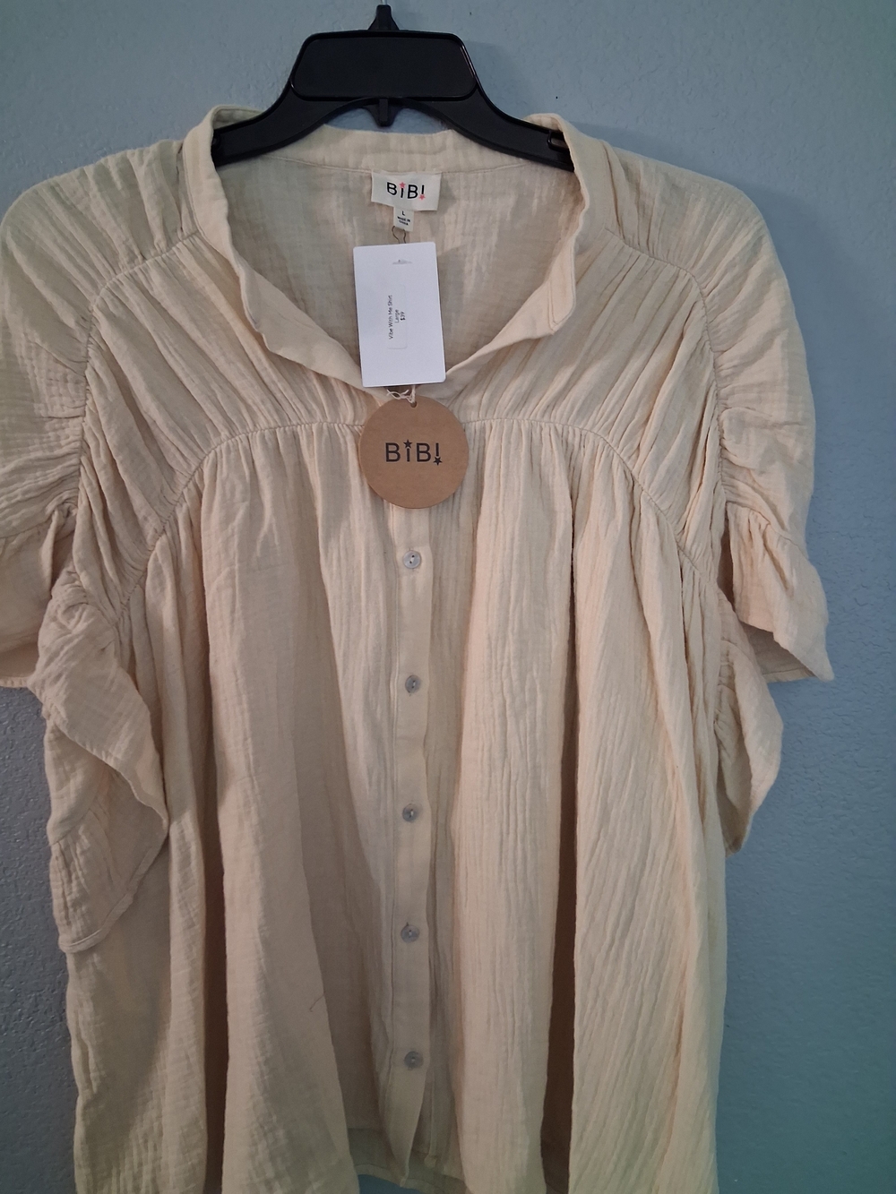 BiBi Cream Textured Button-Down Blouse with Ruffle Detail - Like new - No tags - Picture 3 of 6